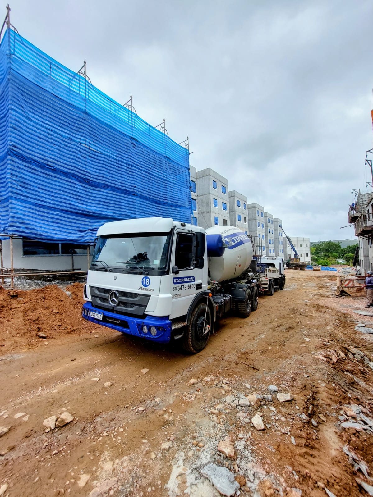 Betoneira Ultramix em canteiro de edifícios residenciais.