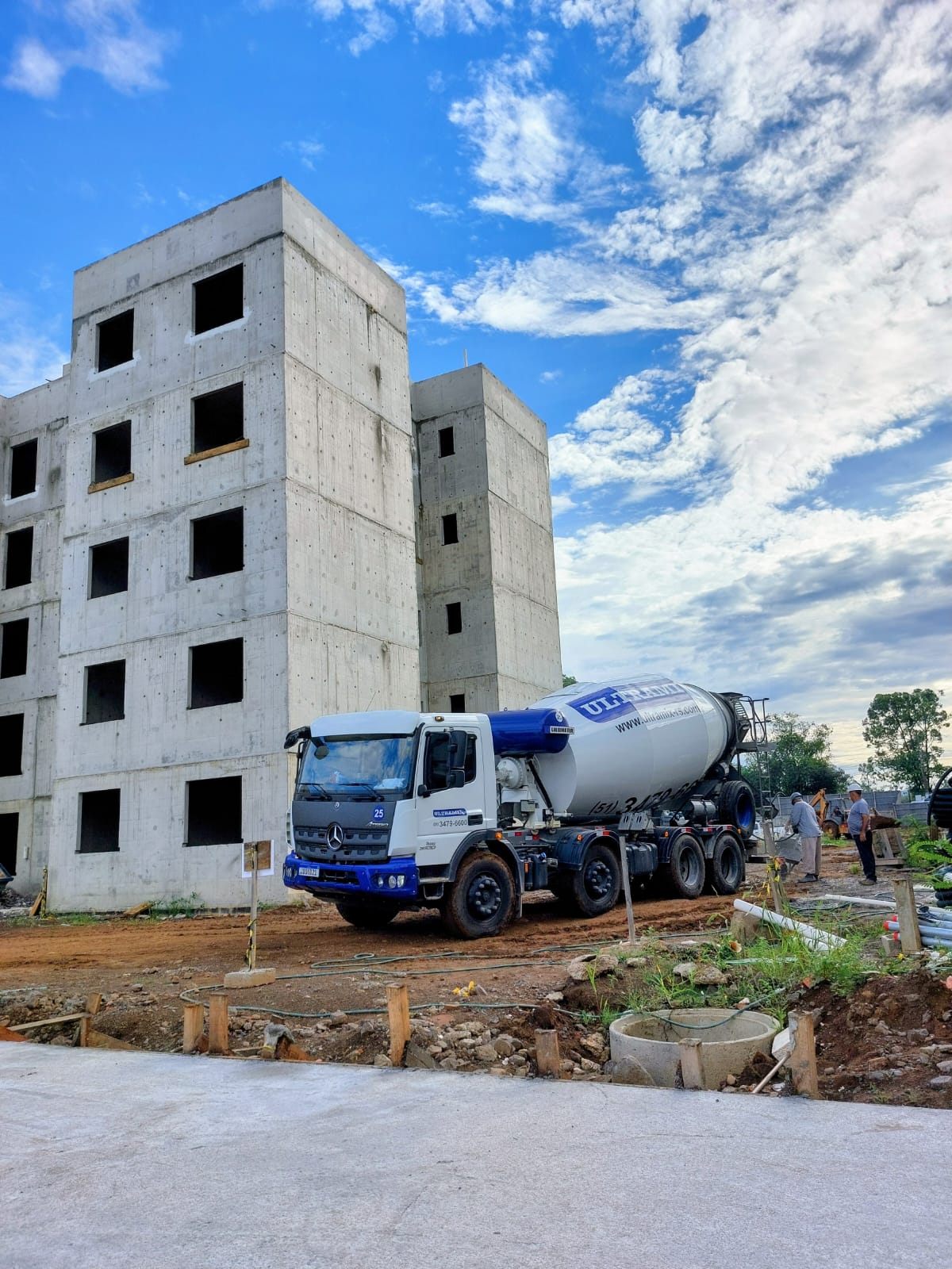 Betoneira Ultramix junto a uma edificação de concreto.