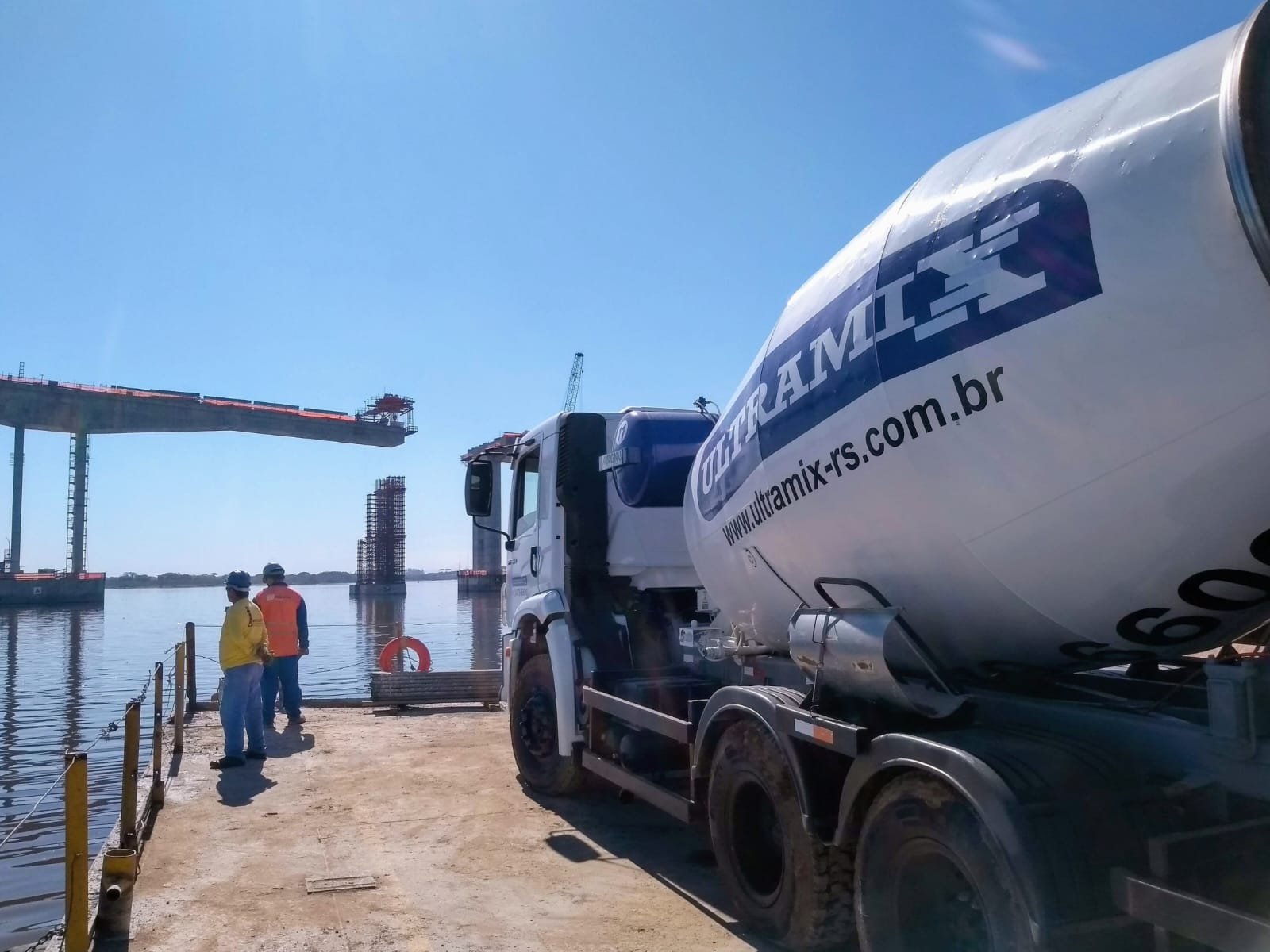 Betoneira Ultramix em operação junto a uma ponte em construção.